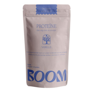 Boom Nutritions Protein powder vanilla vegan Whey-eiwit is populair, maar kan spijsverteringsproblemen zoals ontstekingen en acne veroorzaken. Ondanks deze nadelen blijven velen het gebruiken vanwege de smaak en het aminozuurprofiel, die plantaardige alternatieven vaak missen. Boom's natuurlijke Plant Proteïne biedt een oplossing met een zijdezachte textuur, uitstekende smaak, en bevat 20 gram eiwit en 15 vitamines en mineralen per portie. Combineert het de voordelen van whey zonder de bijwerkingen. Het is makkelijk verteerbaar en veroorzaakt geen huidproblemen. Boom's Proteïne, ideaal als maaltijdvervanger, ondersteunt een gezonde levensstijl. Type Hoeveelheid (g/100g poeder) Alanine 3,39 Arginine 6,53 Asparaginezuur 8,66 Cysteine 1,42 Glutaminezuur 13,97 Glycine 3,15 Histidine 1,99 Hydroxyproline 0,00 Hydroxylysine 0,00 Prolin 3,52 Serine 3,82 Tyrosine 3,11 Type Hoeveelheid (g/100g poeder) Isoleucine 3,95 Leucine 6,80 Lysine 5,27 Methionine 0,90 Fenylalanine 4,35 Threonine 2,86 Tryptofaan 0,74 Valine 4,07 Voedingswaarde Per 100 g poeder kcal 381,9 kj 1601,9 Vetten 4,5 Waarvan verzadigde vetten 1,1 Koolhydraten 7,9 Waarvan suikers 4,4 Vezels 2,5 Eiwitten 79,6 Zout 2,62 Nutriënt Per 100 g poeder ADH % ADH Zink (mg) 19,0 10 34% Koper (mg) 1,7 1 30% Vitamine B1 (mg) 1,1 1,1 17,3% Fosfor (mg) 537,5 700 13,8% IJzer (mg) 8,0 1,4 14 10% Vitamine B6 (mg) 0,8 1,4 9,8% Vitamine B3 (mg) 8,5 16 9,5% Vitamine B2 (mg) 0,6 1,4 8,2% Foliumzuur (µg) 76,1 200 6,9% Vitamine B5 (mg) 1,5 6 4,6% Vitamine A (µg) 148,5 800 3,3% Chloride (mg) 148,1 800 3,3% Vitamine B12 (µg) 0,4 2,5 3% Mangaan (mg) 0,3 2 2,7% Magnesium (mg) 42,7 375 2,1% Chroom (µg) 3,8 7 40 1,7% Calcium (mg) 64,66 800 1,5% Kalium (mg) 127,0 2000 1,1% Ingrediënten Proteïne. Gebruik Los 1 maatschep van 18 gram poeder op in 300 ml water of bijvoorbeeld vegan melk. Poeder lost het best op met gebruik van blender of een mixer. Het lekkerste is natuurlijk om het te verwerken in een lekkere shake! Dit voedingssupplement is niet geschikt voor kinderen onder de 12 jaar. Bewaren Koel, droog en afgesloten bewaren. Fabrikant/distributeur Boom Nutritions Prof. J.H. Bavincklaan 2 1183 AT Amstelveen Dit product is een voedingssupplement. Aanbevolen dosering niet overschrijden. Een gevarieerde, evenwichtige voeding en een gezonde levensstijl zijn belangrijk. Een voedingssupplement is geen vervanging van een gevarieerde voeding. Buiten bereik van jonge kinderen houden. Droog, afgesloten en bij kamertemperatuur bewaren, tenzij anders geadviseerd op het etiket. Raadpleeg een deskundige alvorens supplementen te gebruiken in geval van zwangerschap, lactatie, medicijngebruik en ziekte.